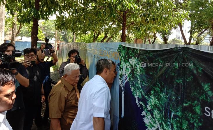 Ketua DPRD DKI Jakarta Prasetyo Edi Marsudi saat sidak ke kawasan revitalisasi Monas, Senin (27/1). (Foto: MP/Asropih)