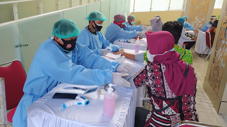 Gubernur DIY Sri Sultan Hamengku Buwono X meninjau vaksinasi ibu hamil di UGM. (Foto: MP/Humas Pemkab Sleman)