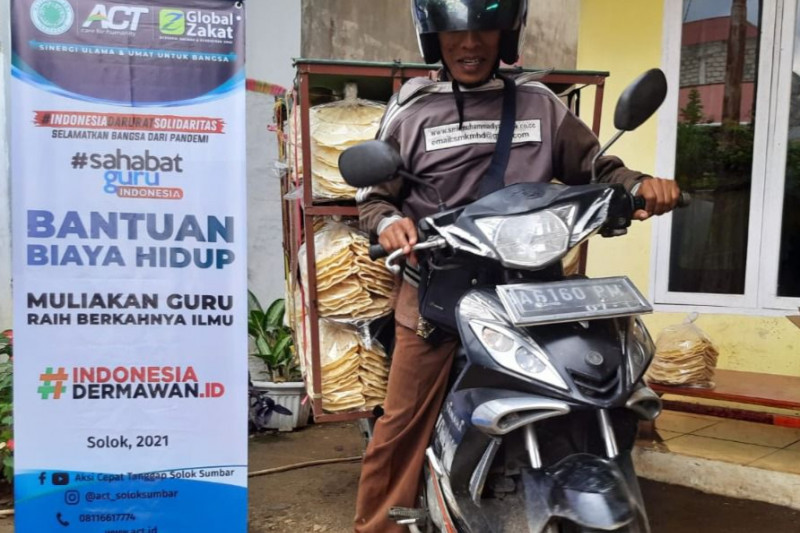 Guru Honorer di Solok Terpaksa Jual Kerupuk Keliling karena Hanya Digaji Rp 60 ribu per Bulan