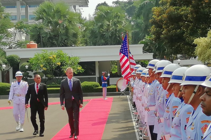 Pelaksana Tugas (Plt) Sekretaris Menteri Pertahanan Amerika atau Acting Secretary of Defence of USA, H E Patrick Michael Shanahan didampingi oleh Menhan RI Ryamizard Ryacudu melakukan peninjauan pasukan dalam upacara Jajar Kehormatan di Kantor Kementerian Pertahanan RI, Jakarta, Kamis (30/5/2019). (Antara Foto/Syaiful Hakim)	