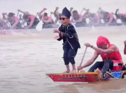 Rapper 'Young Black and Rich' Nongol Saat Festival Pacu Jalur di Kuantan Singingi, Wapres Gibran Angkat Bendera Tanda Dimulainya Balapan