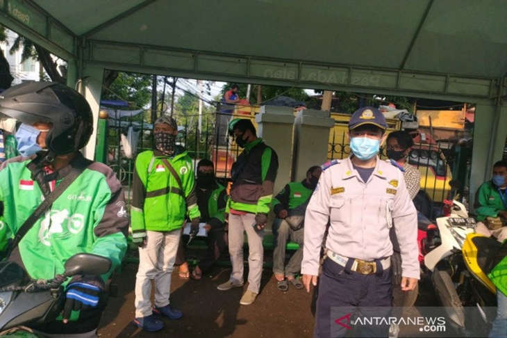 Petugas Satpel Perhubungan kecamatan Sawah Besar membubarkan kerumunan ojek daring di Stasiun Juanda sesuai SK Kadishub 156/2020. (ANTARA/HO/Dokumentasi Sudin Perhubungan Jakarta Pusat)