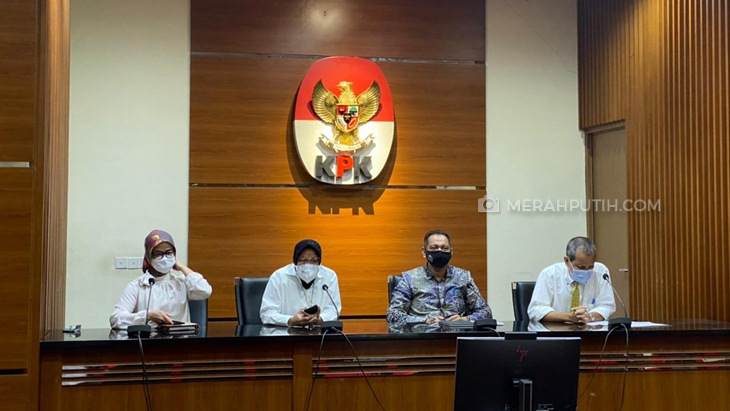 Menteri Sosial Tri Rismaharini (kedua kiri) dalam konferensi pers di Gedung KPK, Jakarta, Senin (11-1-2021). (Foto: MP/Ponco Sulaksono)