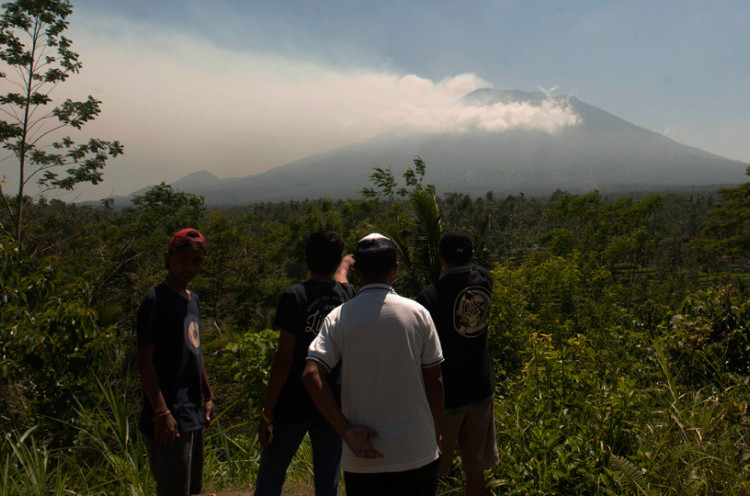 Gubernur Bali Minta Media Tak Berlebihan Beritakan Status Gunung Agung
