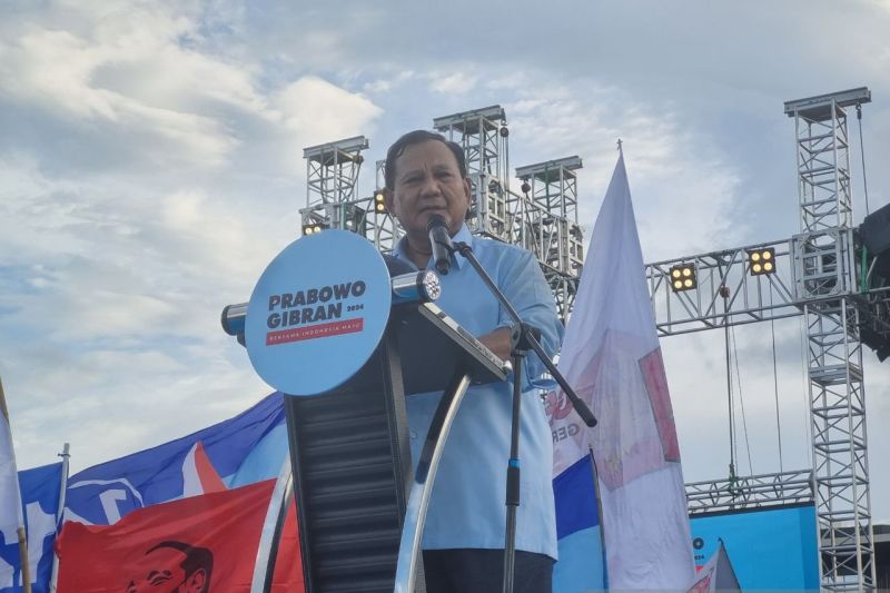 Capres nomor urut 2, Prabowo Subianto, saat berorasi pada kampanye akbar Prabowo-Gibran di Lapangan Simpang Lima, Semarang, Minggu (28/1)