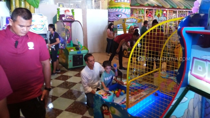 Jokowi Bersama Cucunya