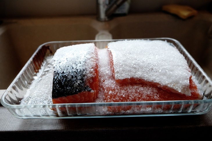 Ikan salmon yang disimpan di lemari es. (Foto: Pixabay/StockSnap)