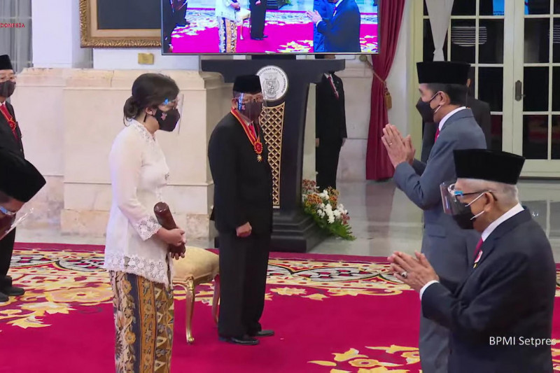 355 Orang Terima Bintang Jasa 2021, Termasuk Artidjo Raih Bintang Mahaputera Adipradana
