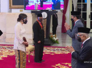 355 Orang Terima Bintang Jasa 2021, Termasuk Artidjo Raih Bintang Mahaputera Adipradana