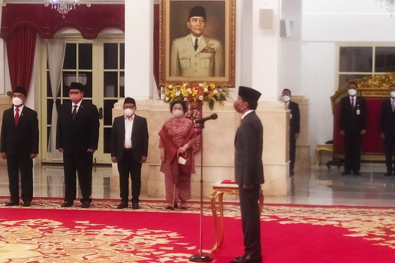 Presiden Joko Widodo (Jokowi) melantik Zulkifli Hasan sebagai Menteri Perdagangan dan Hadi Tjahjanto sebagai Menteri Agraria dan Tata Ruang/Kepala Badan Pertanahan Nasional (BPN) di Istana Negara, Jakarta, Rabu (15/6/2022). ANTARA/Indra Arief