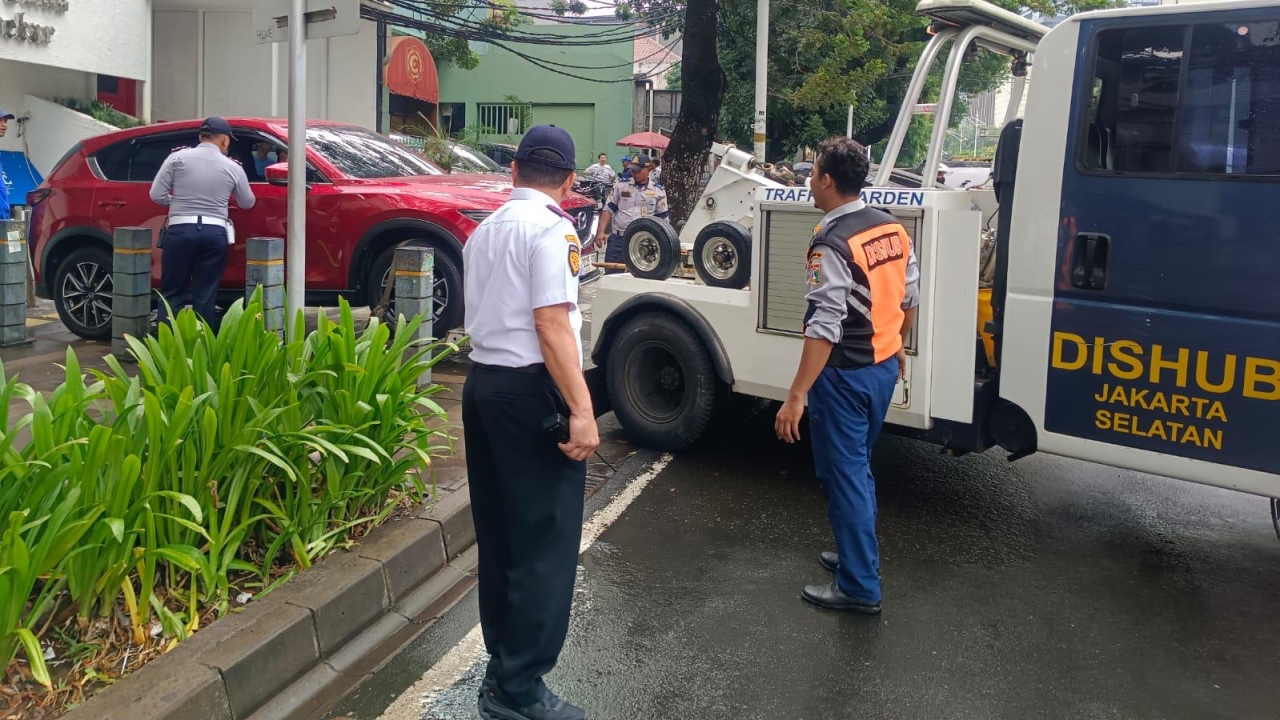 Parkir Liar di Senopati dan Gunawarman Ditertibkan, Dishub Tindak Puluhan Kendaraan