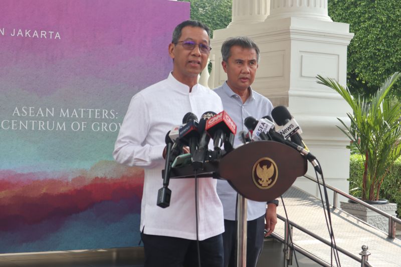 Kepala Sekretariat Presiden Heru Budi Hartono didampingi Deputi Bidang Protokol, Pers, dan Media, Sekretariat Presiden Bey Machmudin menyampaikan pernyataan kepada wartawan di lingkungan Istana Kepresidenan, Jakarta, Jumat (23/6/2023). (ANTARA/Desca Lidya Natalia)