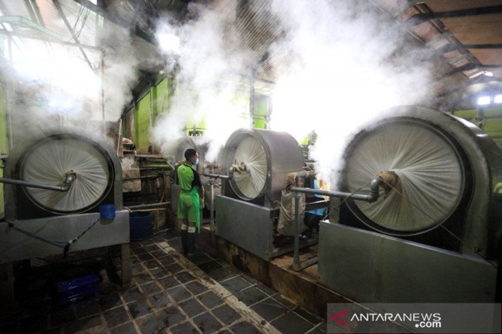 Pekerja mengoperasikan alat produksi tahu di pabrik tahu dan tempe Cibuntu, Kota Bandung, Jawa Barat. ANTARA/HO-Humas Pemkot Bandung