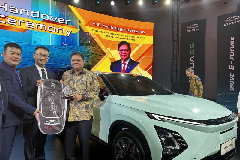 Menteri Koordinator Bidang Perekonomian, Airlangga Hartarto (kanan) dan Executive Vice President PT Chery Sales Indonesia, Qu Jizong (tengah), pada peluncuran mobil listrik pertama Chery, Omoda E5, di Park Hyatt, Jakarta, Senin (5/2)