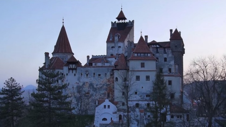 Kastil Drakula di Rumania Jadi Tempat Vaksinasi Gratis