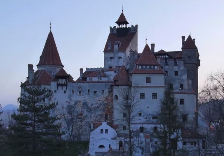 Kastil Drakula di Rumania Jadi Tempat Vaksinasi Gratis