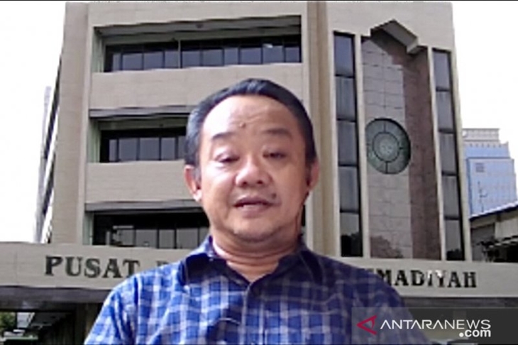 Sekretaris Umum Pimpinan Pusat Muhammadiyah Abdul Mu’ti saat menjadi pembicara dalam seminar daring lewat Zoom Meeting bertajuk “Agama dan Pancasila dalam merawat Ke-Indonesiaan: Bedah RUU HIP”, Jumat (26/6/2020). (ANTARA/ Abdu Faisal)