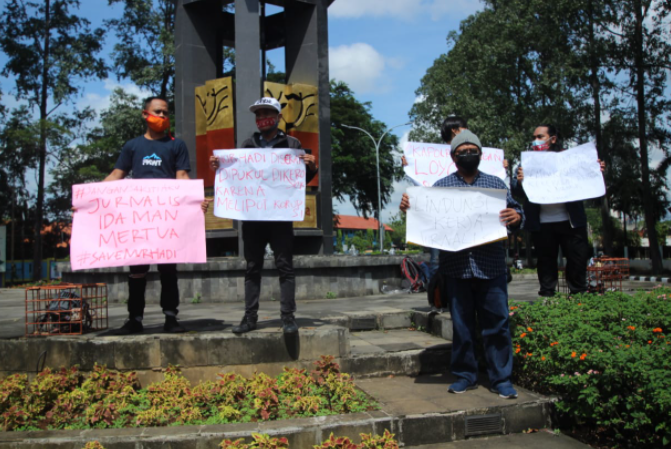Jurnalis dari berbagai media di Kota Tangerang menggelar aksi solidaritas atas kekerasan aparat terhadap jurnalis Tempo Nurhadi yang terjadi di Surabaya, Sabtu (27/3) (Ist/Dede Kurniawan)