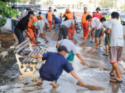 Kirab Bendera Pusaka, Ratusan Petugas Gabungan Bersih-Bersih Monas