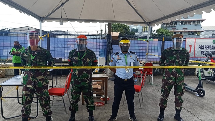 Sebagian anggota TNI berjaga di Wisma Karantina Pademangan