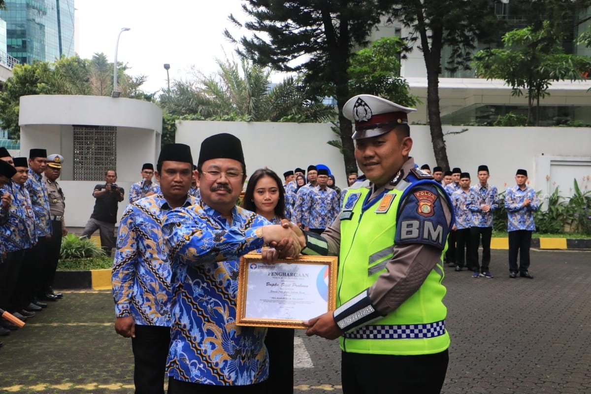 Aksi Polantas Bripka Sigit Gendong Penumpang TransJakarta Diganjar Penghargaan