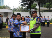 Aksi Polantas Bripka Sigit Gendong Penumpang TransJakarta Diganjar Penghargaan