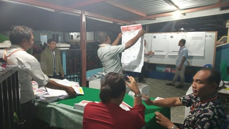 Para petugas KPPS sedang menjalankan tugasnya pada Pemilu 2019 (Foto: Antaranews)