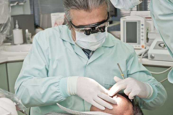 Konsultasi ke dokter gigi jika curiga mengalami bruxism. (Foto: Pixabay/drshohmelian)