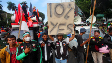 Aksi Unjuk Rasa Pengemudi Ojek Online di Patung Kuda Jakarta Tuntut UU Transportasi Online