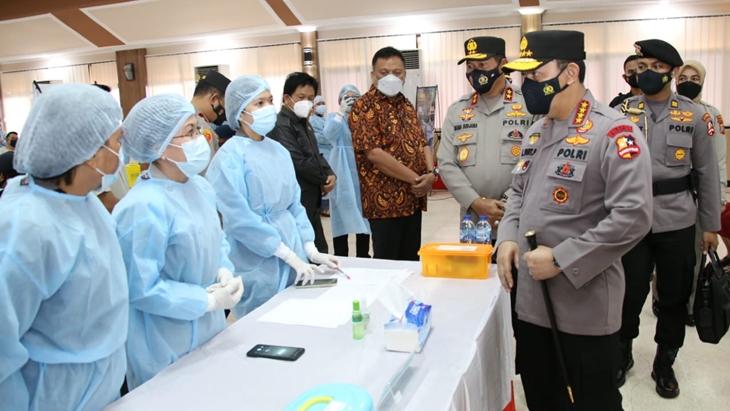 Kapolri Jenderal Listyo Sigit Prabowo meninjau vaksinasi massal COVID-19 di Mapolda Sulawesi Utara, Kamis (1/4). (Foto: MP/Istimewa)