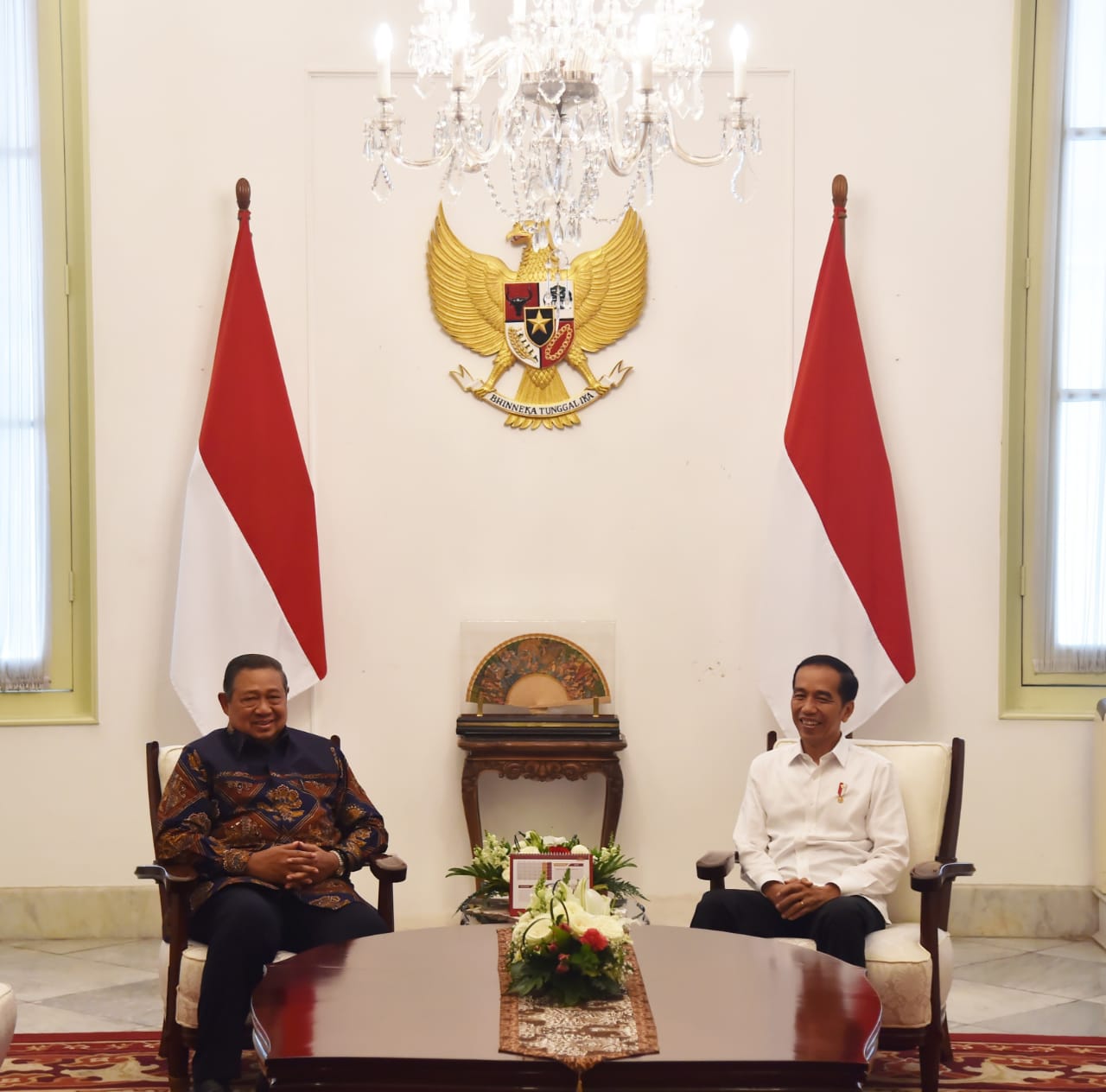 Presiden Jokowi menerima kedatangan Presiden ke-6 RI Susilo Bambang Yudhoyono pada Kamis (10/10), di Ruang Jepara, Istana Merdeka, Jakarta. Foto: BPMI Setpres