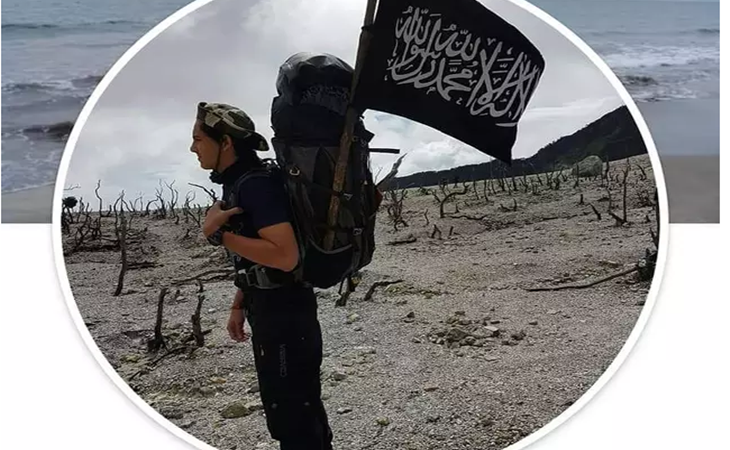 Foto profil Facebook Enzo Allie dengan bendera Khilafah
