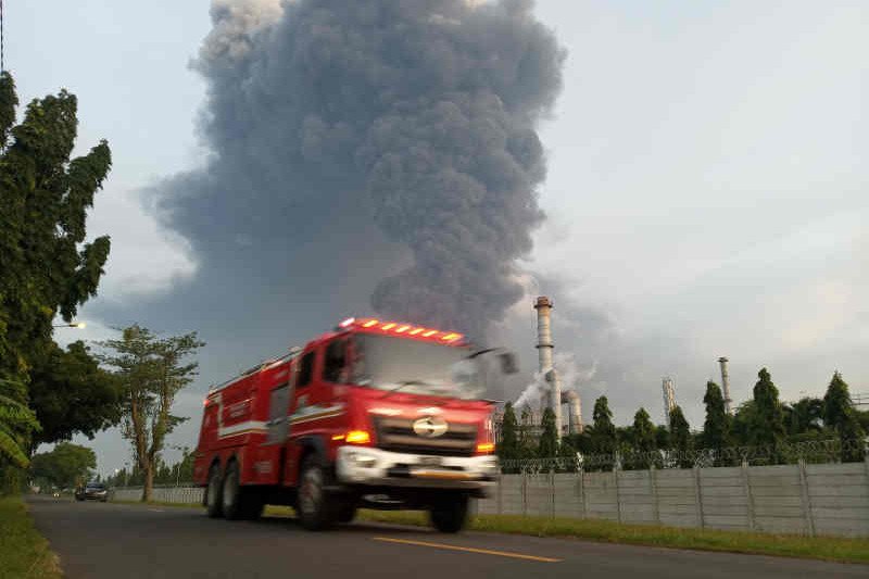 Ratusan Mengungsi, 15 Orang Luka Bakar Akibat Kebakaran Kilang Minyak Balongan