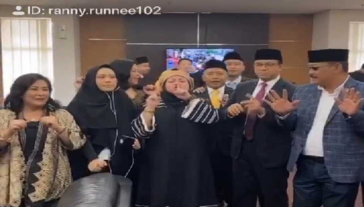 Sebelum Rapat Paripurna Tatib Wagub, Anies Bersama Anggota DPRD Bermain Tiktok