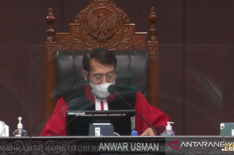 Tangkapan layar Ketua Mahkamah Konstitusi (MK) Anwar Usman saat membacakan putusan MK No.55/PUU-XVIII/2020 di Jakarta, Rabu (24/11/2021). ANTARA/Muhammad Zulfikar