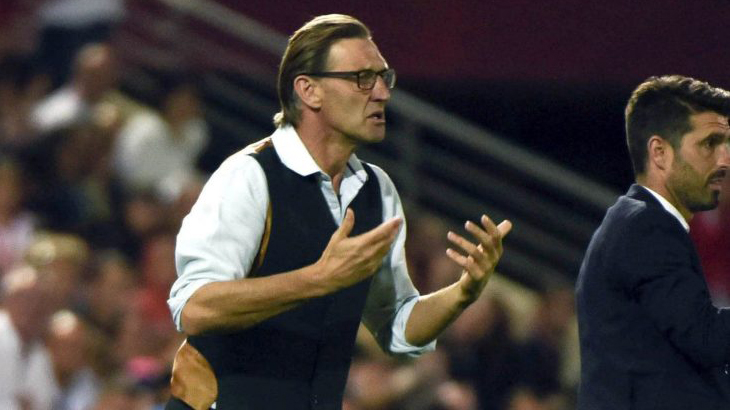 Pemain Madrid Ejek Pakaian Manager Granada Seperti Pelayan 