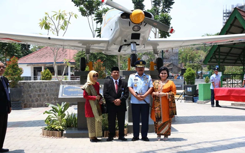 Panglima TNI Marsekal Hadi Tjahjanto berpose depan Pesawat AS-202 Bravo LM-2017