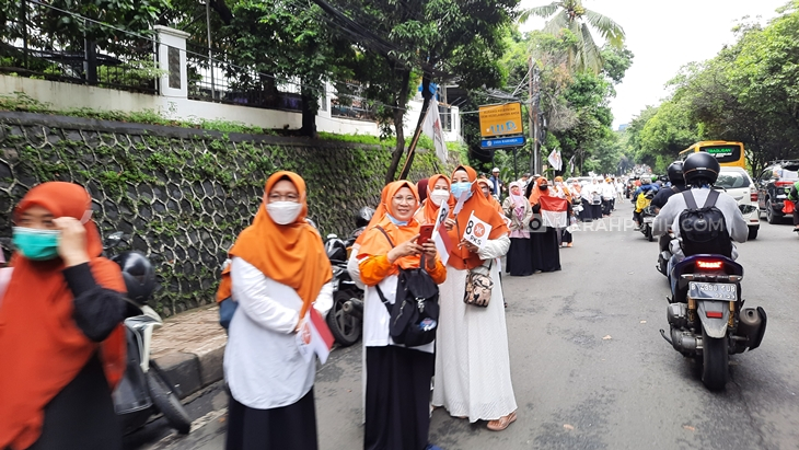 Simpatisan PKS Berjejer Sepanjang Jalan TB Simatupang untuk Sambut Anies