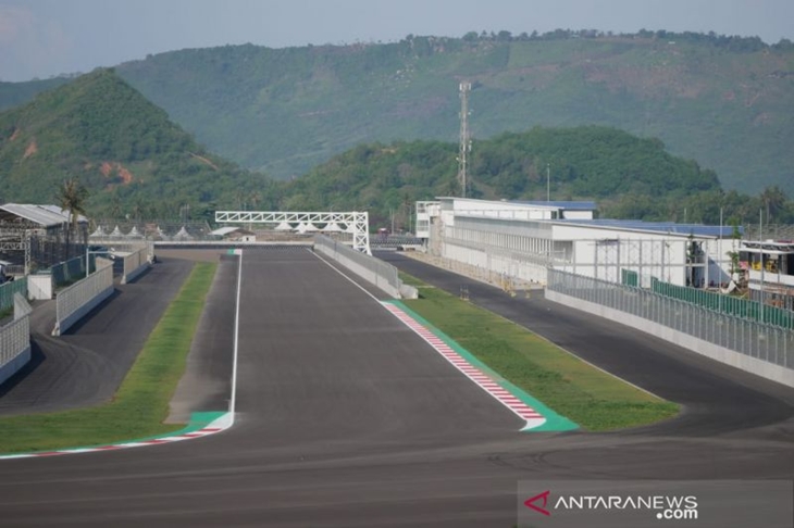 Gambaran umum lintasan lurus utama Sirkuit Pertamina Mandalika di Lombok Tengah, Nusa Tenggara Barat. (8/11/2021) (ANTARA/Aditya E.S. Wicaksono)