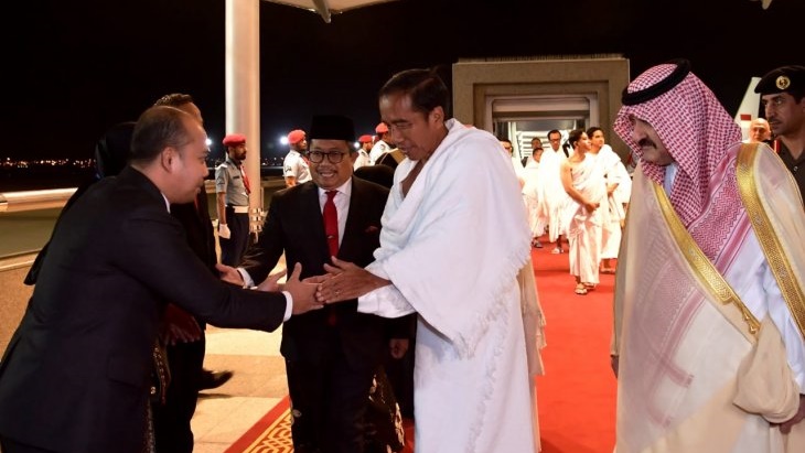 Presiden Jokowi mengenakan pakaian ihram dan Ibu Negara Iriana Jokowi mengenakan mukena saat tiba di Bandara Internasional King Abdulaziz, Jeddah pada Senin dini hari (15/4/2019). (Biro Pers Setpres)