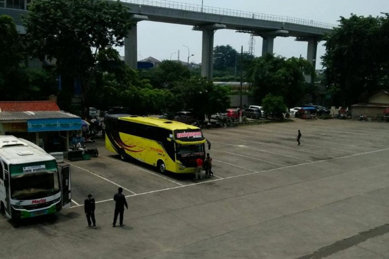 Parkiran Bus Antar Kota Antar Provinsi (AKAP) di Terminal Kampung Rambutan, Jakarta Timur, sepi penumpang, Senin (30/3/2020). (ANTARA/HO-Terminal Kp Rambutan)
