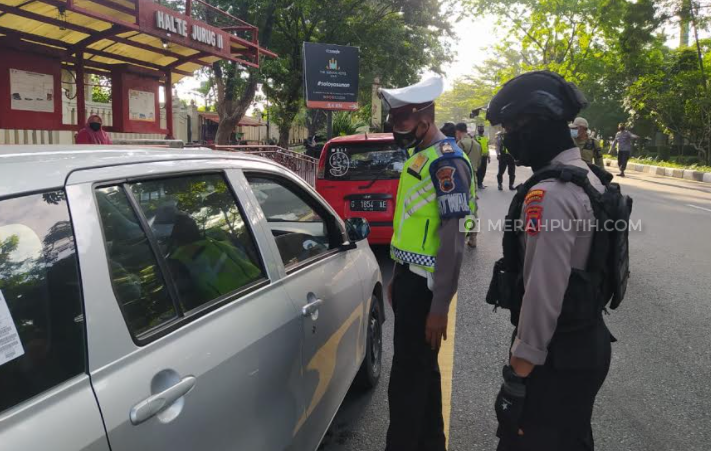 Polda Jateng Sekat Perbatasan Klaten-Yogyakarta di Prambanan, Petugas Cek Surat Swab Hingga Vaksin