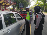 Polda Jateng Sekat Perbatasan Klaten-Yogyakarta di Prambanan, Petugas Cek Surat Swab Hingga Vaksin