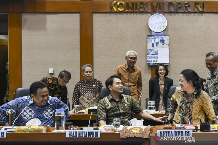 Ketua DPR Puan Maharani (kanan) bersama Wakil Ketua DPR Rachmat Gobel (kiri), M Aziz Syamsuddin (tengah) bersiap memimpin rapat pimpinan fraksi-fraksi DPR di ruang Komisi VII, Komplek Parlemen, Senayan, Jakarta, Jumat (4/10/2019). ANTARA FOTO/Galih Pradipta/foc.