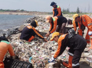Dinas Lingkungan Hidup Angkut 700 Kilogram Sampah di Pesisir Jakarta Tiap Hari