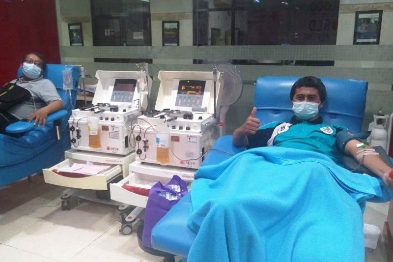 Penyitas COVID-19 melakukan donor plasma konvalesen. Foto: ANTARA