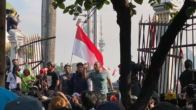 5.000 Mahasiswa Kepung Gedung DPR, Pagar Pembatas Berhasil Dijebol