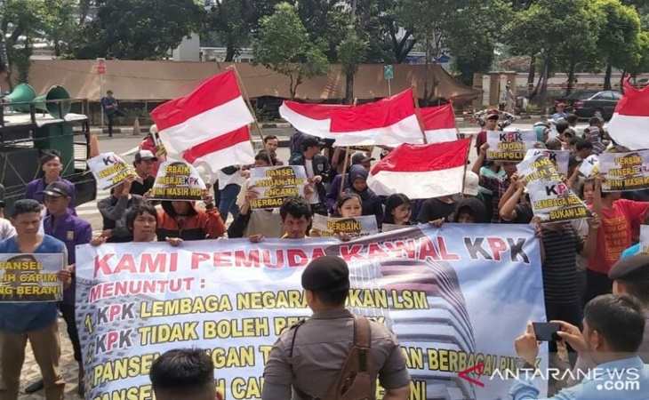 Aksi massa mendukung KPK