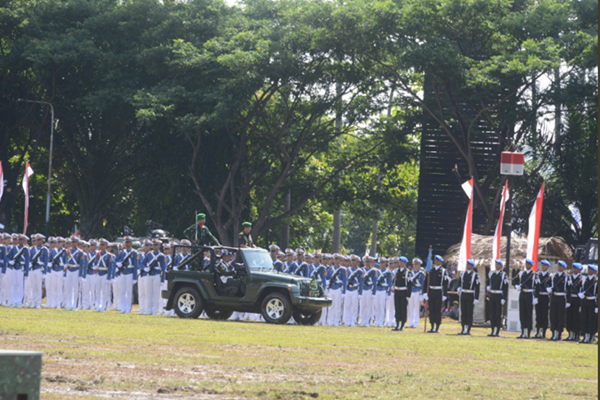 Para taruna dan tarunik Akmil Magelang