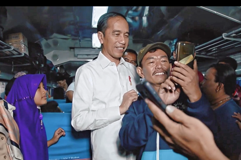Presiden Joko Widodo menyapa pemudik di dalam rangkaian KA Brantas tujuan Blitar, Jawa Timur, saat meninjau Stasiun Pasar Senen, Jakarta, Jumat (31/5/2019). (Video BPMI, Sekretariat Kepresidenan)	